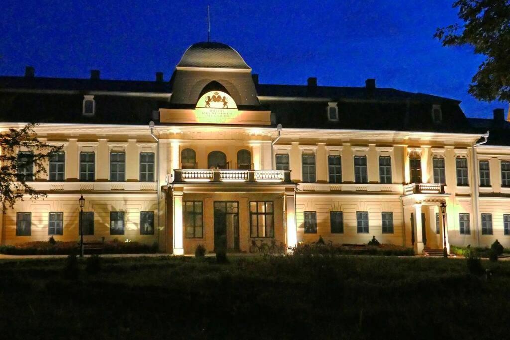 Corvin Apartman Дьюла Екстер'єр фото