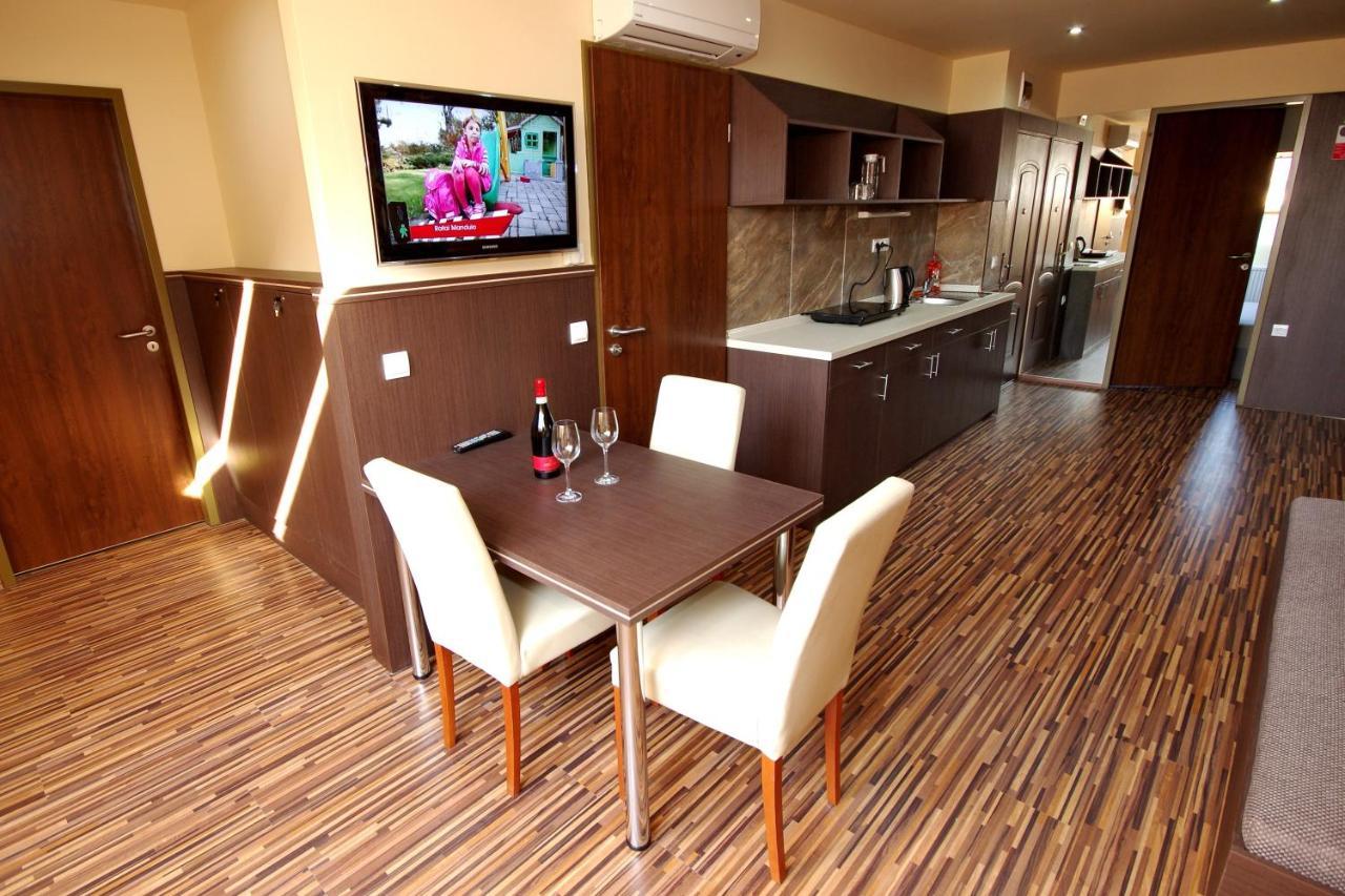Corvin Apartman Дьюла Екстер'єр фото