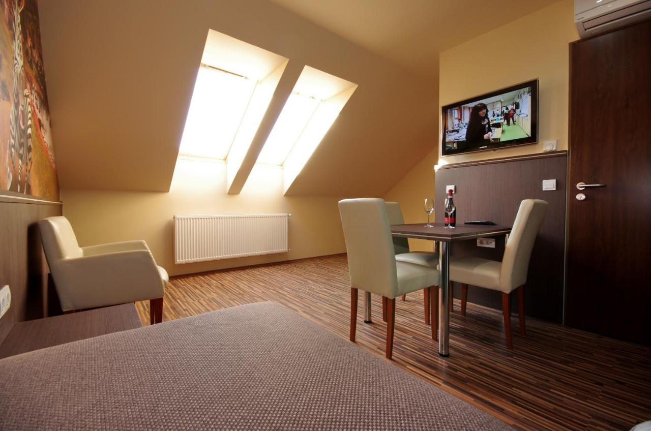 Corvin Apartman Дьюла Екстер'єр фото
