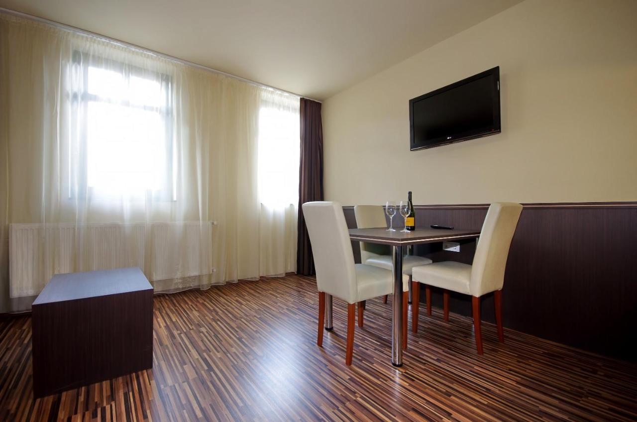 Corvin Apartman Дьюла Екстер'єр фото