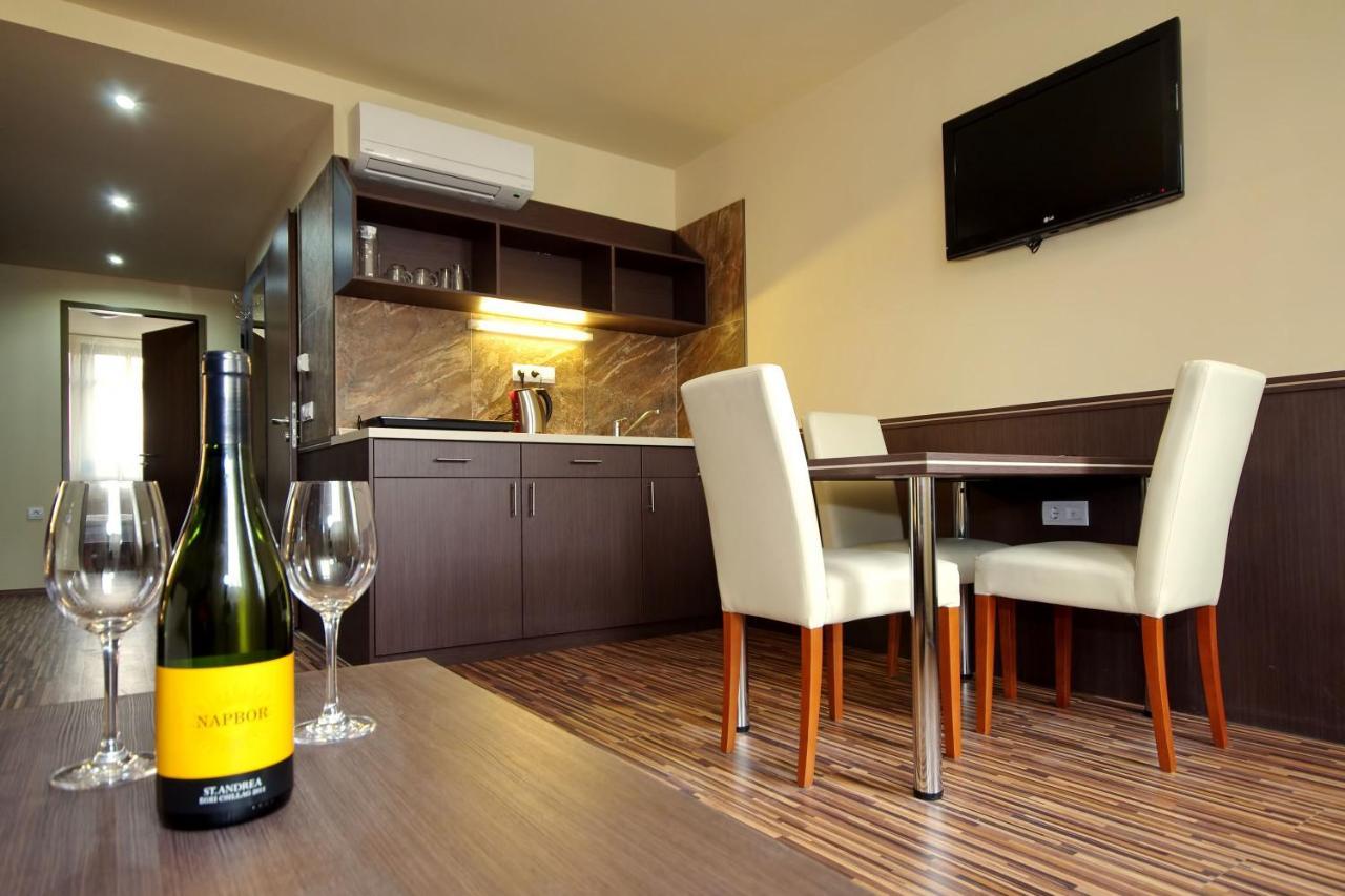 Corvin Apartman Дьюла Екстер'єр фото
